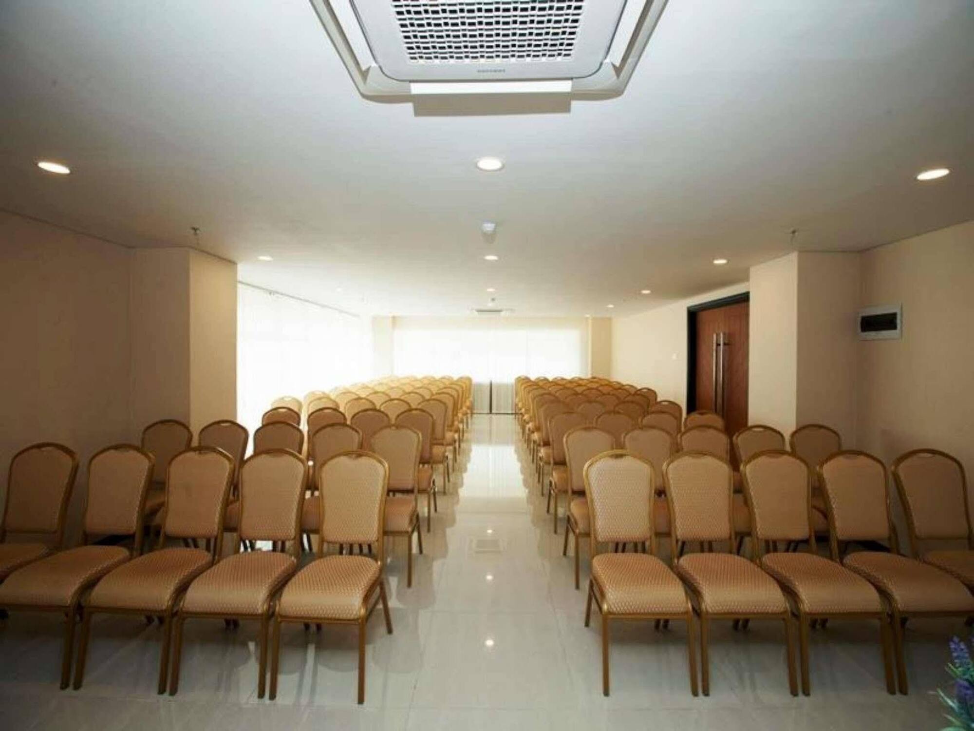 Verse Hotel Cirebon Luaran gambar