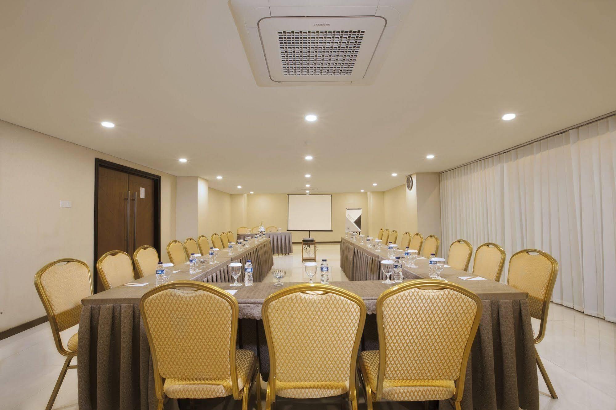 Verse Hotel Cirebon Luaran gambar