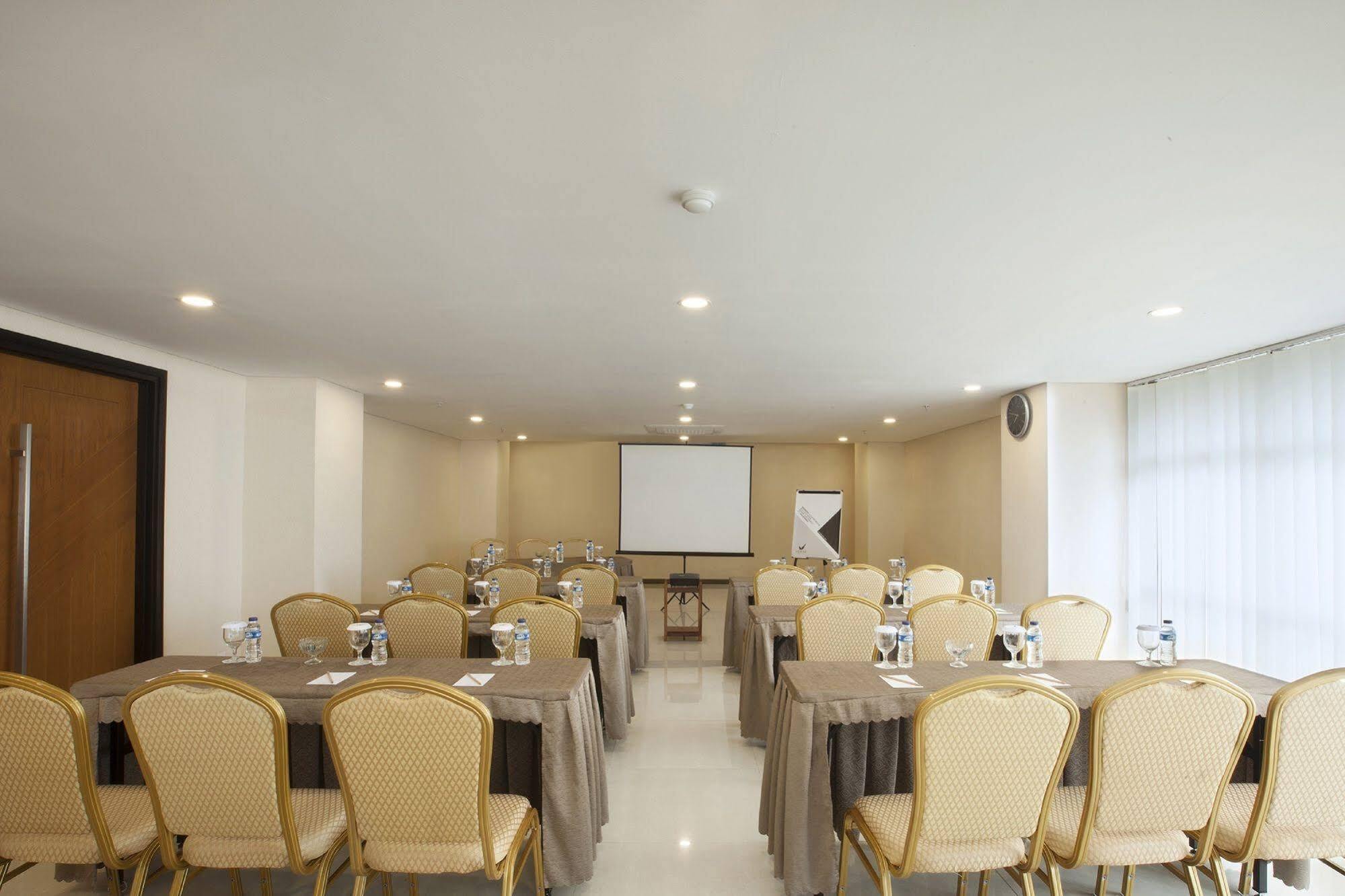 Verse Hotel Cirebon Luaran gambar