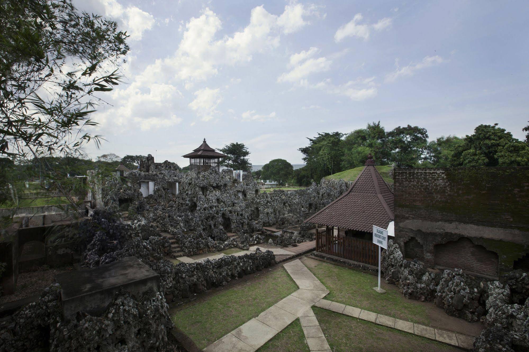 Verse Hotel Cirebon Luaran gambar